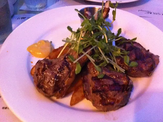 烤維多利亞羊仔扒配薄荷芒果醬