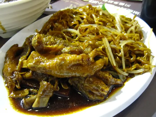 炆魚肚雞腳黑豉油乾撈面