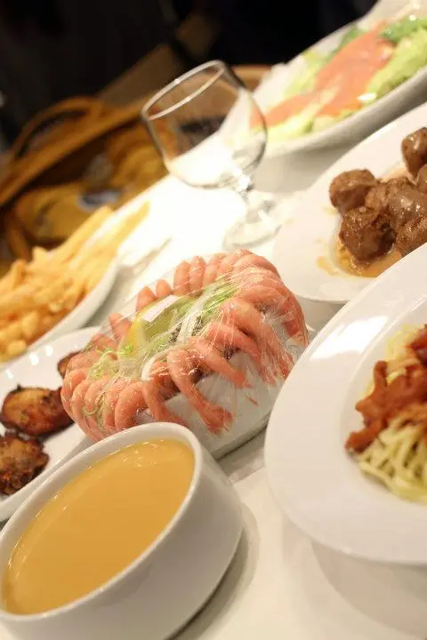 整張枱佈滿食物