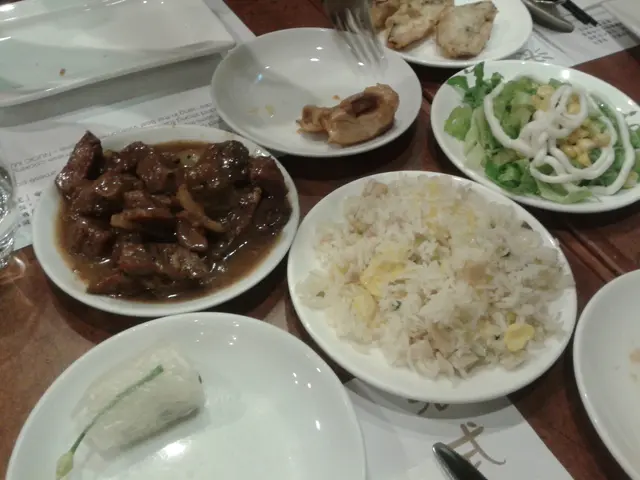 黑椒牛柳粒 ， 水晶素菜卷， 菠蘿炒飯， 惹味燒雞 ， 金栗生菜沙律，香草茄子