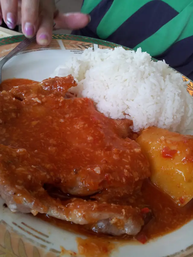 非洲鷄扒肉地嫩滑,咬下有股清香椰味亦有些微辣,好味!