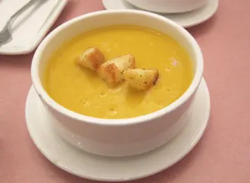 非紅湯非白湯，而係顏色吸引的黃色南瓜湯