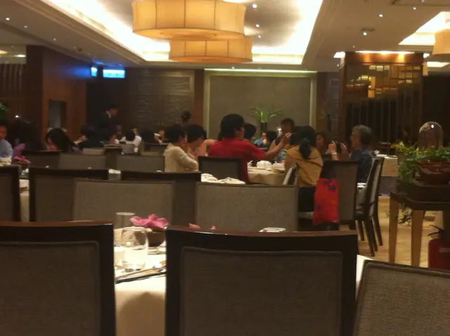 餐廳環境 唔逼唔嘈