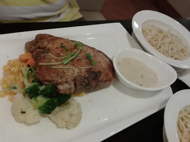 美國穀飼極上黑豬T骨排配黑松露汁 $113 