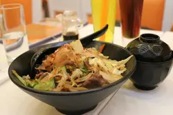 野菜炒牛肉飯. 正. 有鑊氣. 牛肉完全唔似平時o係街食果隻冰鮮/急凍牛肉.