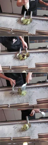 店员将大个抹茶雪糕球放在冰板上，就炒起来了