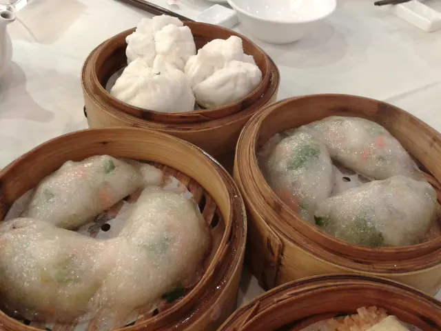 香茹雞包仔(中點)，兩籠娥姐素粉果(小點)