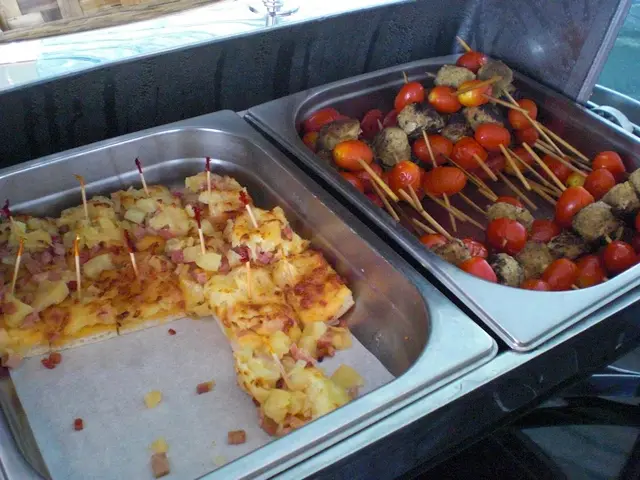 迷你薄餅、羊肉車厘茄串，出奇地好吃！