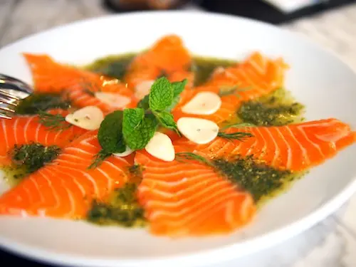 薄切三文魚配泰式辣汁