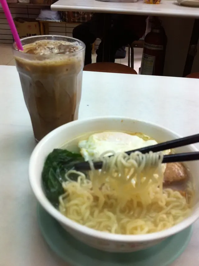 Ｄ麵肥肥的曲曲的，可見煮得也夠林，沒有層膠質黏著！