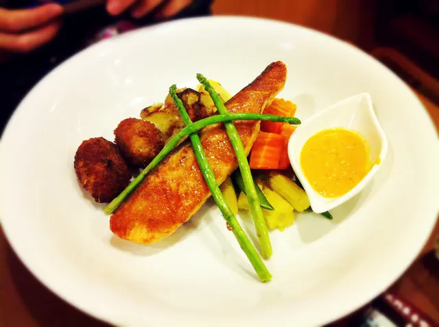 三文魚配他他汁