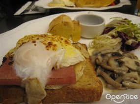 Croque Madame with toast barely covered - Le Moment in Central 