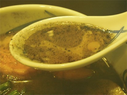 香噴噴的黑蒜油湯底！