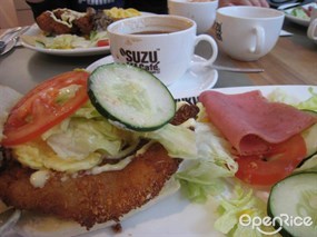 炸魚 panini，跟沙律 - Suzuki Cafe Company in Sheung Wan 