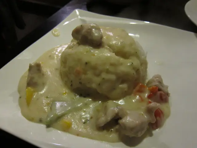 懷舊法式雞皇飯 - 份量細, 無咩雞肉, 好彩個白汁同飯係熱既, 好勉強地合格