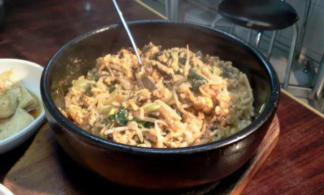 石頭鍋飯,必然的熱力,帶來了非必然的美味和滿足