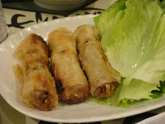 越式春卷生菜包 - 不油膩不錯啦，不過少肉味道較淡。