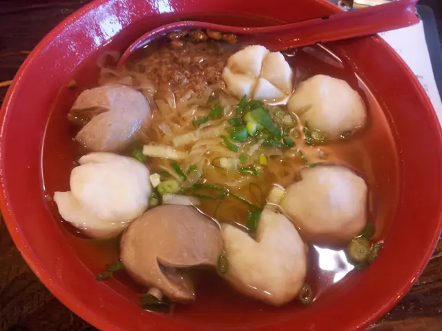 粗麵 + 墨魚丸 + 牛丸