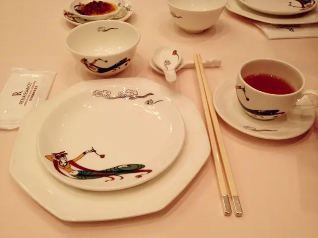 天外飞仙图案的餐具