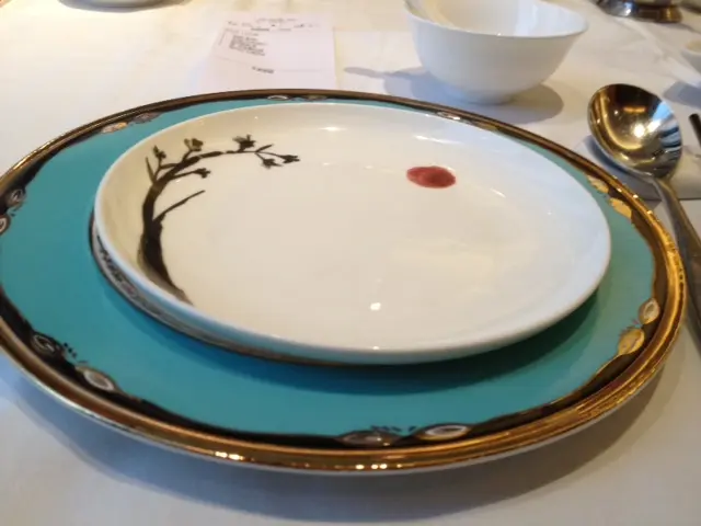 同紫玉蘭一樣,精緻的餐具