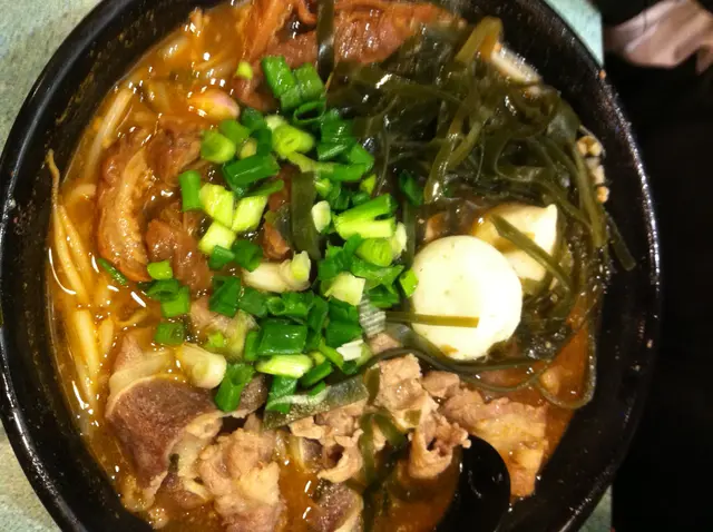 豬大腸、肥牛、海帶、蟹籽丸 米線