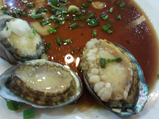 唔知隻鮑魚點解會咁, 但唔敢食囉...唔該幫我換過吖...唔該! 唔該晒!