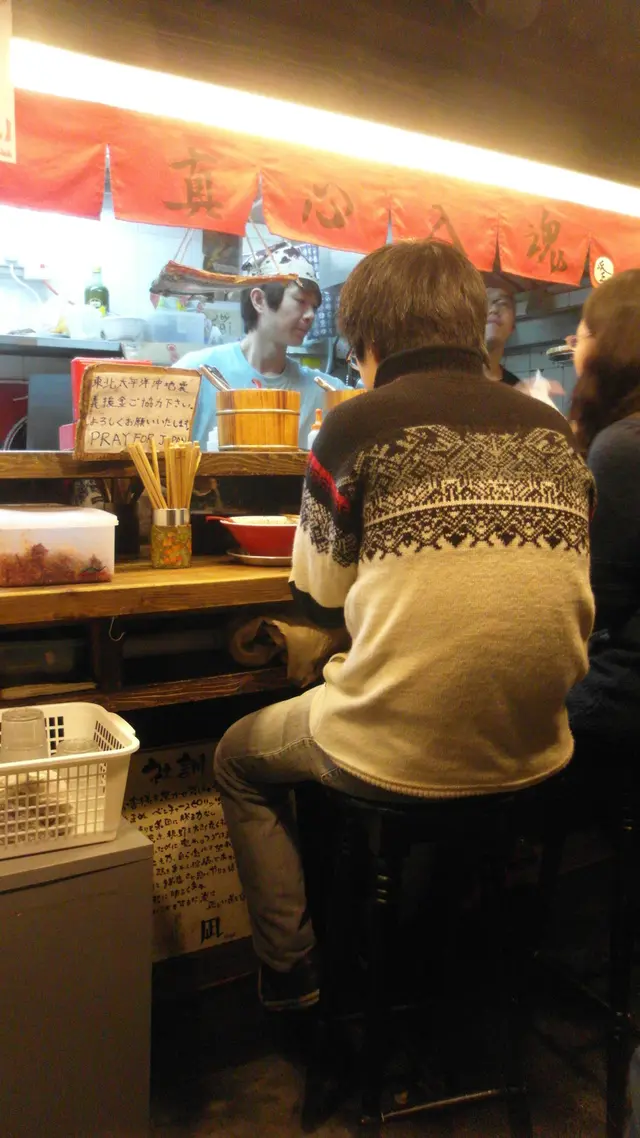 坐在煮麵師傅面前吃麵，別有一番風味