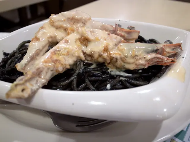 芝士焗大蝦墨汁意粉