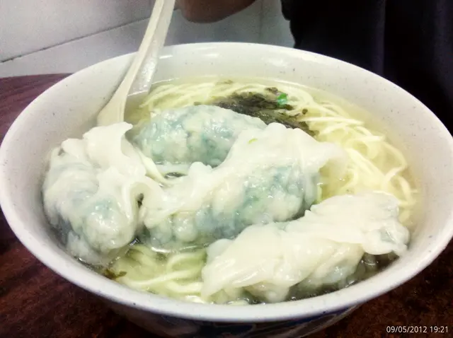 "菜肉雲吞上海麵"...$16蚊~