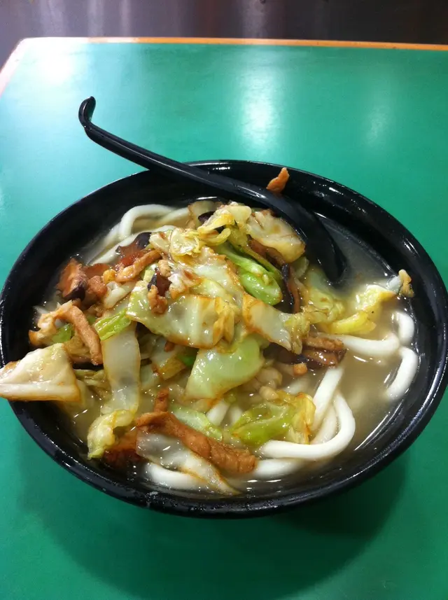 我點的是上海湯粗麵，他們給我的是椰菜肉絲麵……