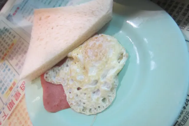 火腿煎蛋牛油方包