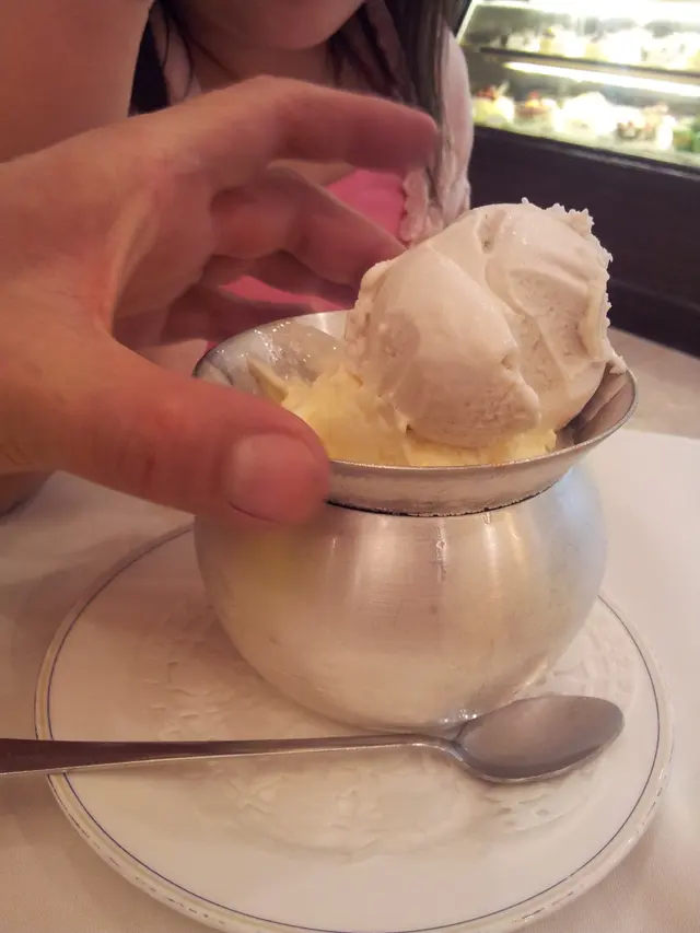 雪糕係一個驚喜...個底盤有乾冰..有煙的感覺..雪糕係CREMA + BANANA