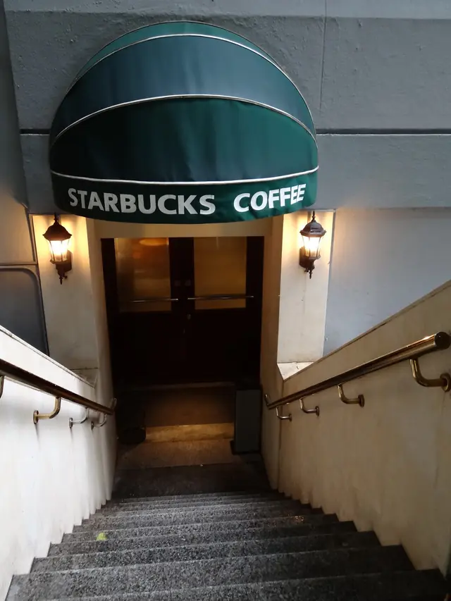 中環都爹利街 ( 煤氣燈街 ) Starbucks