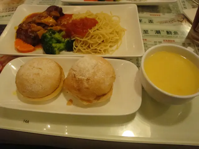 板燒牛肩扒伴些里雜菌汁配欖油意粉,豬仔包