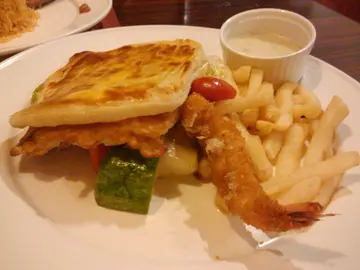 酥皮龍脷柳拼吉列蝦配薯菜