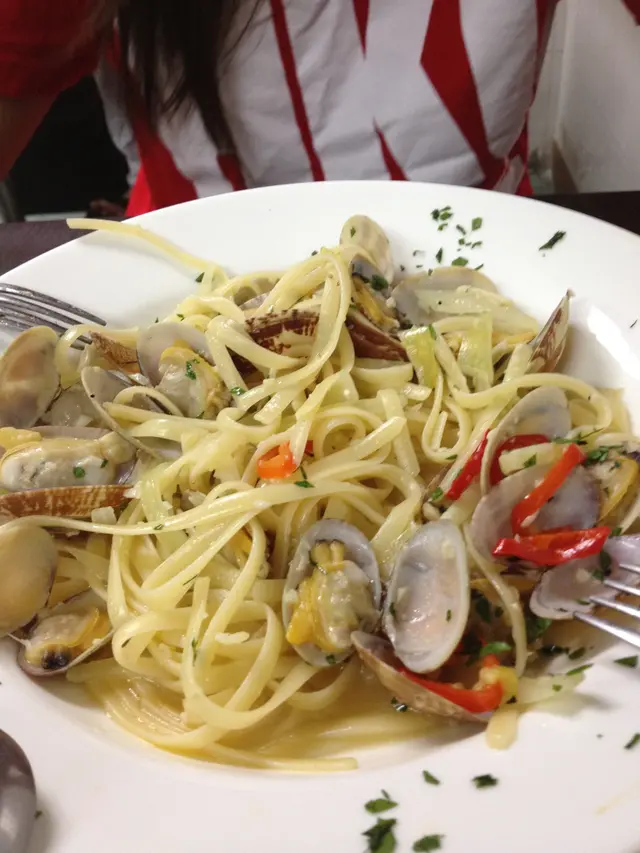 魚湯香蒜蜆肉意粉