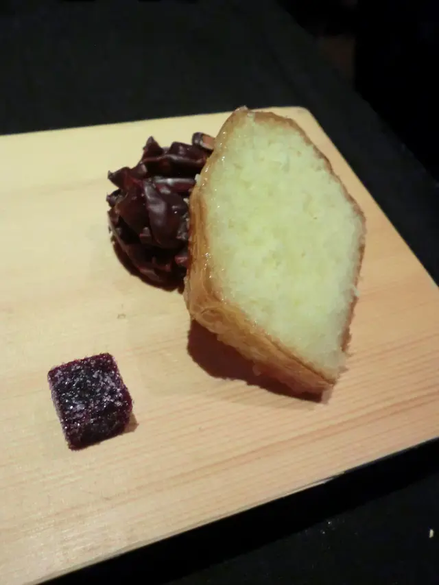 Petits Fours 包括香檸海綿蛋糕、果仁朱古力及兩粒果汁軟糖