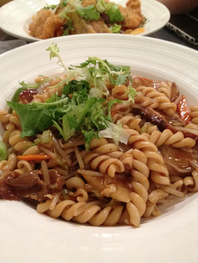 豬頸肉炒螺絲粉