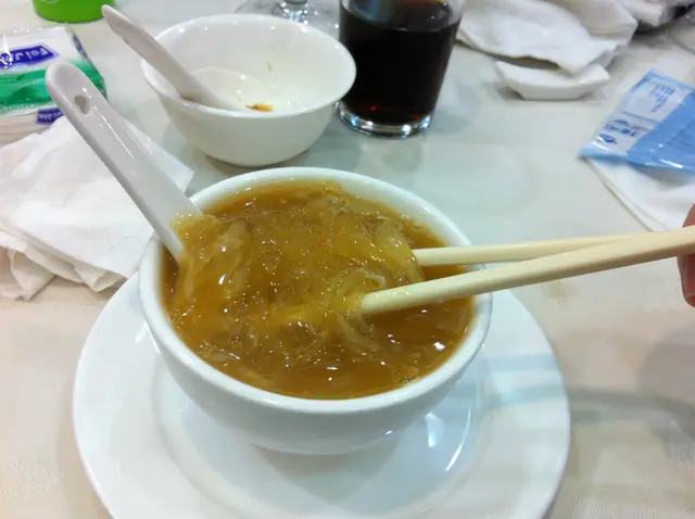 潮州翅。要用筷子食！