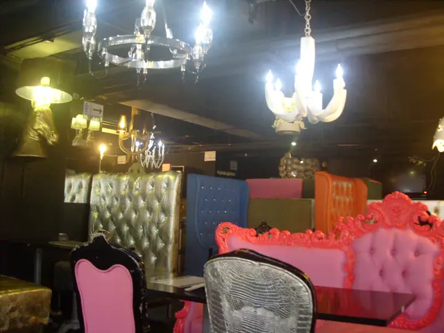 維多利亞時期的英式風格設計,有40款design 的chair,不過地方好悶熱,餐廳更存有一陣異味