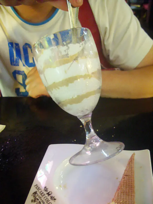 木糠布丁---威化餅又腍,好乾又不柔軟, 好硬, 放隻spoon入去都可以拎起,可見真是稠度密又硬身