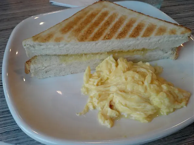 蒜香牛油多士+炒蛋