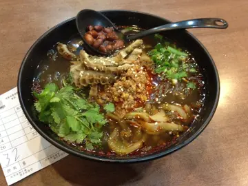 牛肚酸辣粉，每樣味道欠一點