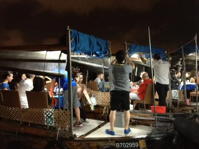 幾艘坐滿食客的小艇