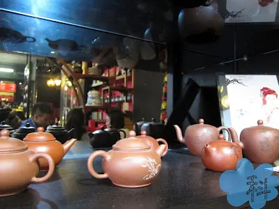 店內有不少紫砂茶壺，增添品茶情調。