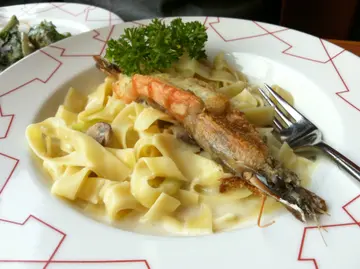 虎虾忌廉汁宽条面