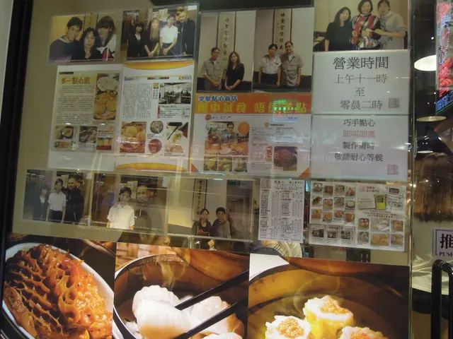 門口貼滿左雜誌既報導同名星既合照2