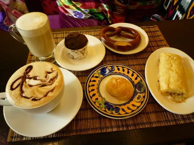 從左上角起：Latte，Muffin（由智障人士製作​，真的很美味！），德國紐結麵包Pretzel，　Ca​ppucino（那個蝴蝶結很美，而且咖啡很香！），芝​士包，　Sausage roll