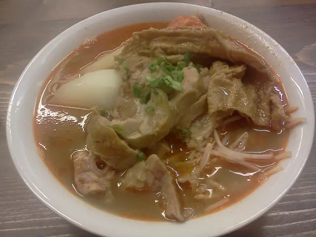 麻辣豬肺麵，食材舖滿碗面。