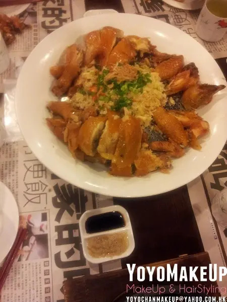 雞中有飯^^  中間的釀香飯配料盡得雞中精華，吃得滋味無窮!!!